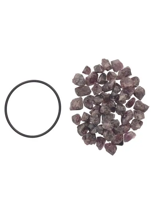 Schwarzer Gummiring und eine Ansammlung kleiner, rauer Amethyststeine auf weißem Hintergrund. Produktelemente von Judo, geeignet für verschiedene Anwendungen.